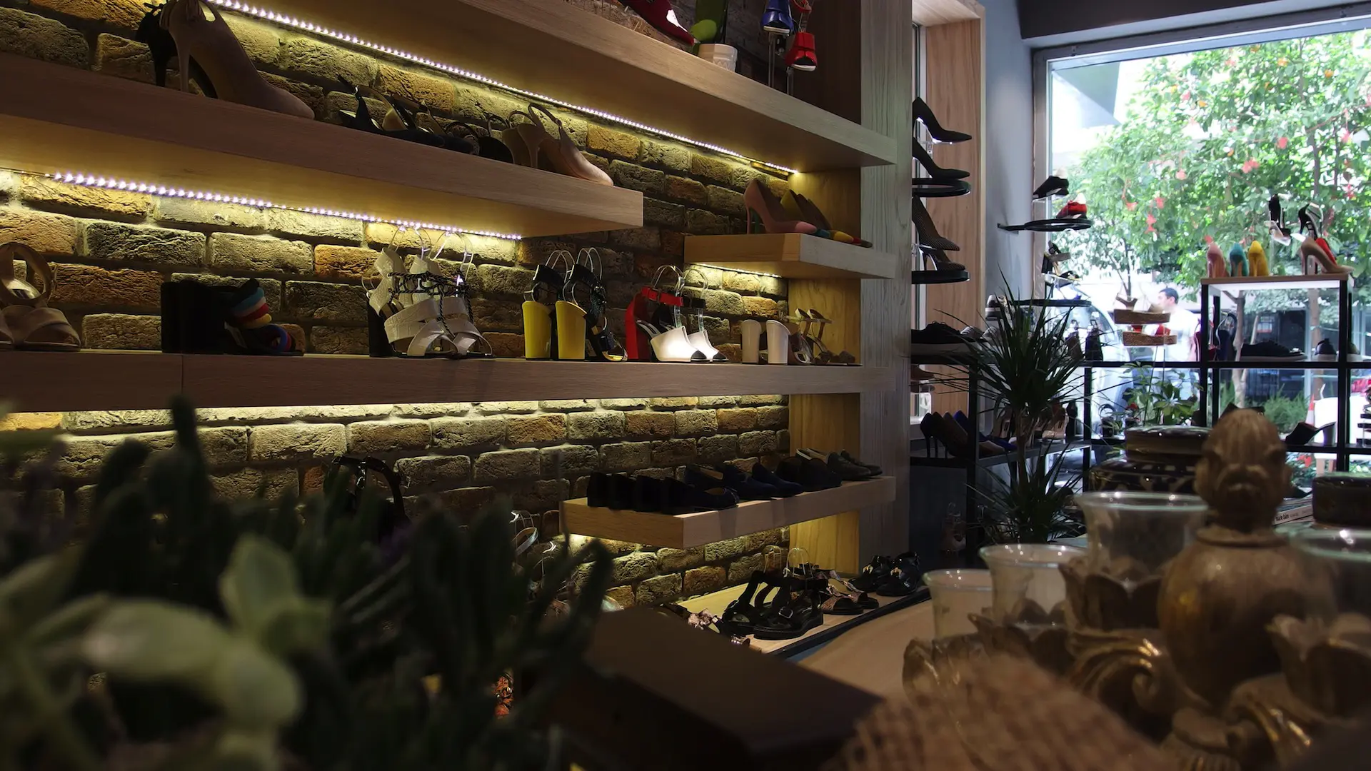 NC AYAKKABI MAGAZASI ALSANCAK | İÇ MİMARLIK HİZMETLERİ | ARCHITECTS | MİMARLIK HİZMETLERİ | INTERIOR DESIGNER | SHOP DESIGN | STORE INTERIOR