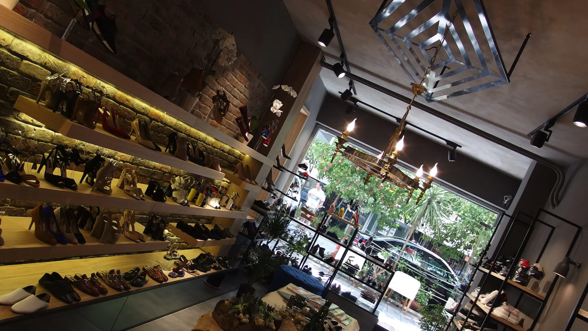 NC AYAKKABI MAGAZASI ALSANCAK | İÇ MİMARLIK HİZMETLERİ | ARCHITECTS | MİMARLIK HİZMETLERİ | INTERIOR DESIGNER | SHOP DESIGN | STORE INTERIOR