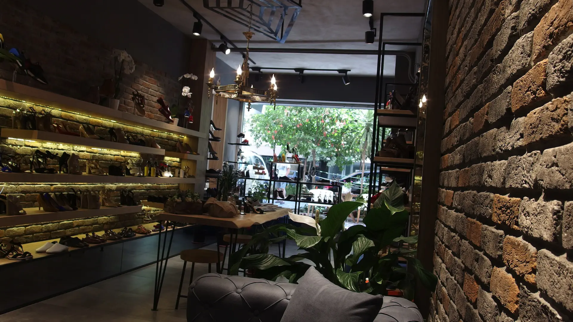 NC AYAKKABI MAGAZASI ALSANCAK | İÇ MİMARLIK HİZMETLERİ | ARCHITECTS | MİMARLIK HİZMETLERİ | INTERIOR DESIGNER | SHOP DESIGN | STORE INTERIOR