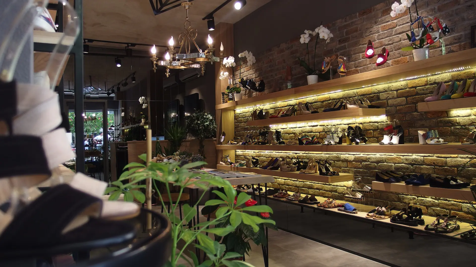 NC AYAKKABI MAGAZASI ALSANCAK | İÇ MİMARLIK HİZMETLERİ | ARCHITECTS | MİMARLIK HİZMETLERİ | INTERIOR DESIGNER | SHOP DESIGN | STORE INTERIOR