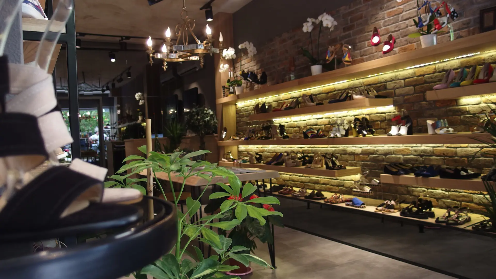 NC AYAKKABI MAGAZASI ALSANCAK | İÇ MİMARLIK HİZMETLERİ | ARCHITECTS | MİMARLIK HİZMETLERİ | INTERIOR DESIGNER | SHOP DESIGN | STORE INTERIOR