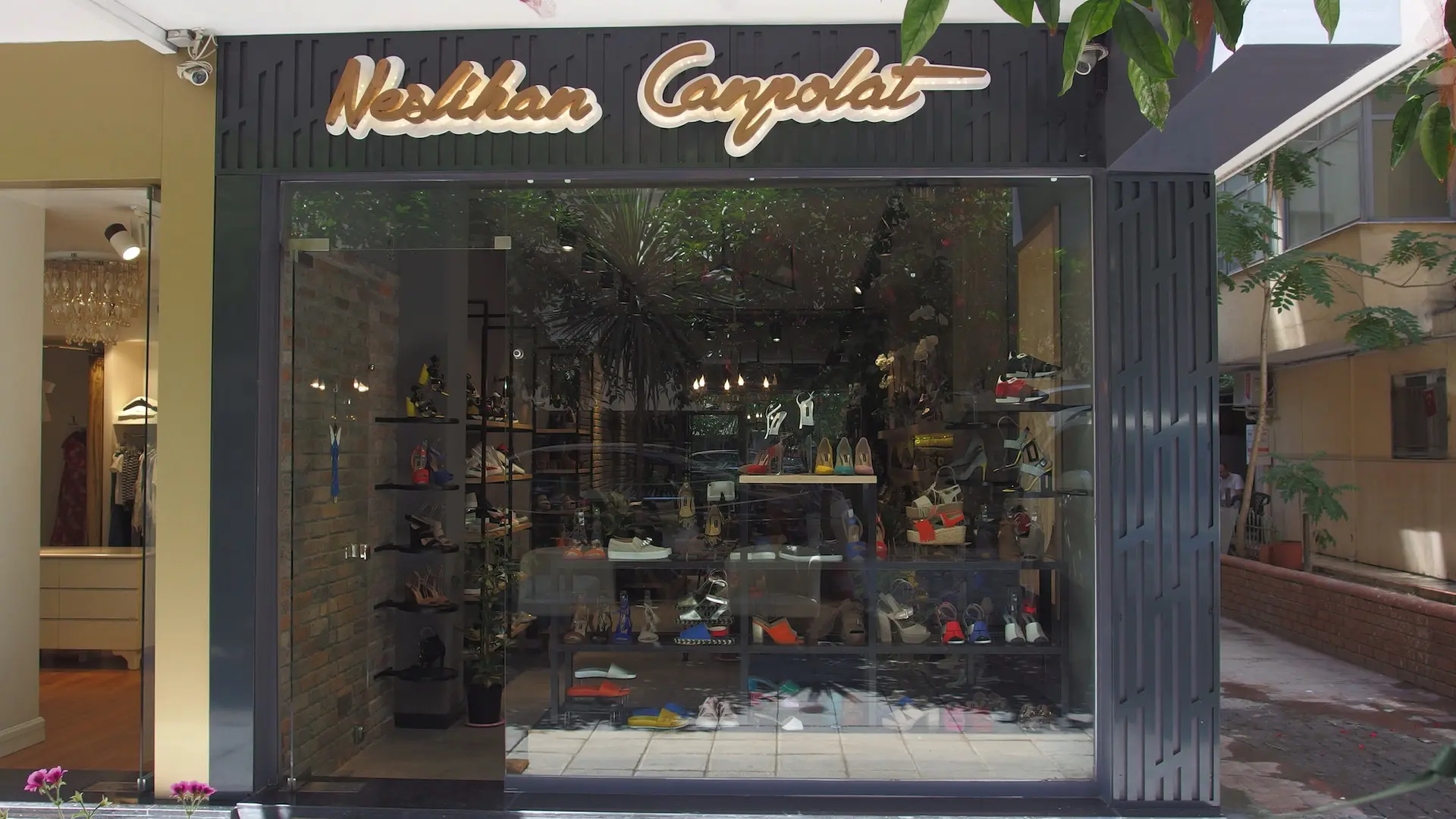 NC AYAKKABI MAGAZASI ALSANCAK | İÇ MİMARLIK HİZMETLERİ | ARCHITECTS | MİMARLIK HİZMETLERİ | INTERIOR DESIGNER | SHOP DESIGN | STORE INTERIOR