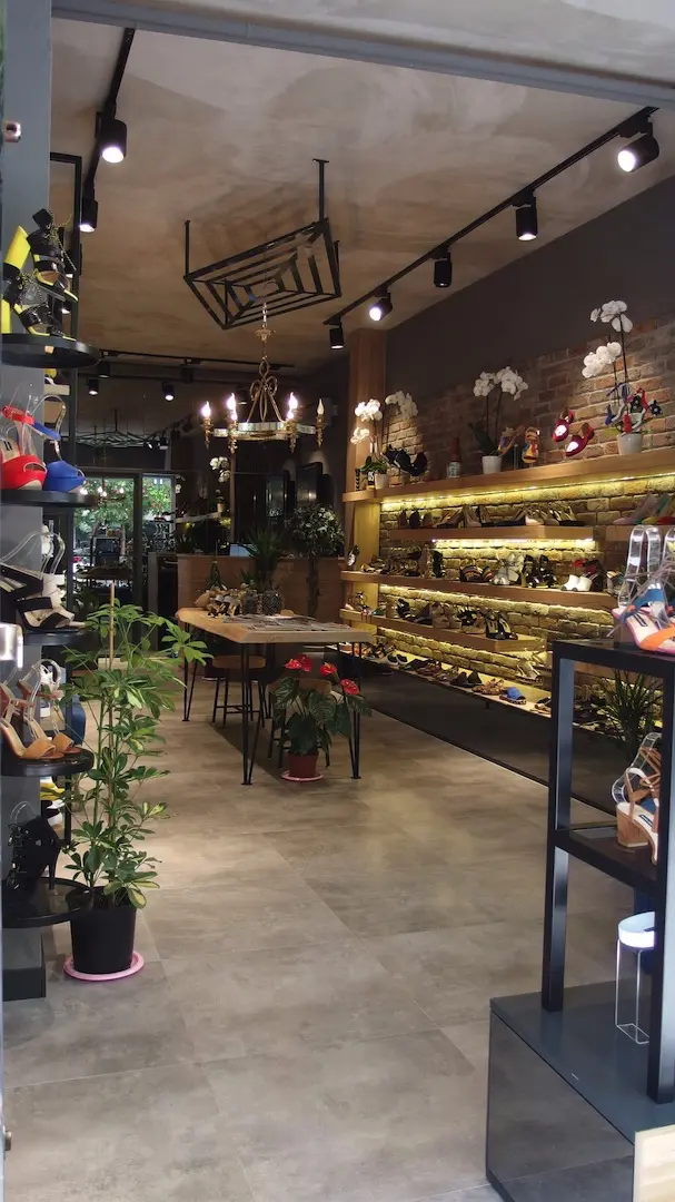 NC AYAKKABI MAGAZASI ALSANCAK | İÇ MİMARLIK HİZMETLERİ | ARCHITECTS | MİMARLIK HİZMETLERİ | INTERIOR DESIGNER | SHOP DESIGN | STORE INTERIOR