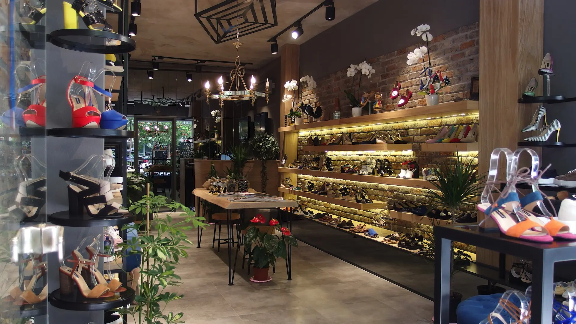 NC AYAKKABI MAGAZASI ALSANCAK | İÇ MİMARLIK HİZMETLERİ | ARCHITECTS | MİMARLIK HİZMETLERİ | INTERIOR DESIGNER | SHOP DESIGN | STORE INTERIOR