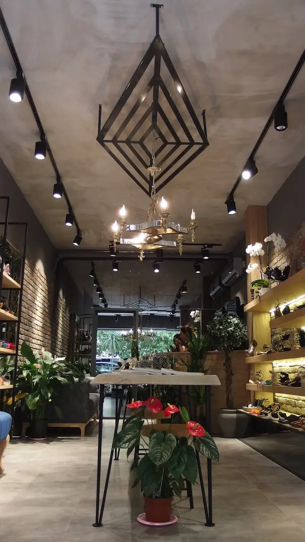 NC AYAKKABI MAGAZASI ALSANCAK | İÇ MİMARLIK HİZMETLERİ | ARCHITECTS | MİMARLIK HİZMETLERİ | INTERIOR DESIGNER | SHOP DESIGN | STORE INTERIOR