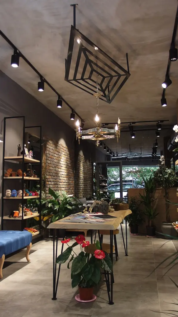 NC AYAKKABI MAGAZASI ALSANCAK | İÇ MİMARLIK HİZMETLERİ | ARCHITECTS | MİMARLIK HİZMETLERİ | INTERIOR DESIGNER | SHOP DESIGN | STORE INTERIOR