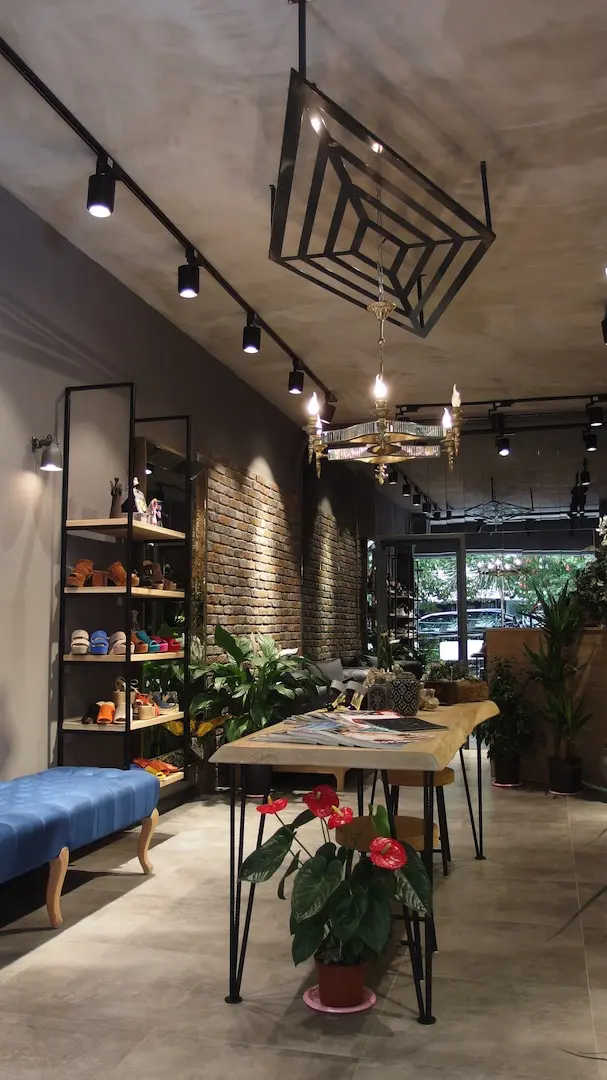NC AYAKKABI MAGAZASI ALSANCAK | İÇ MİMARLIK HİZMETLERİ | ARCHITECTS | MİMARLIK HİZMETLERİ | INTERIOR DESIGNER | SHOP DESIGN | STORE INTERIOR