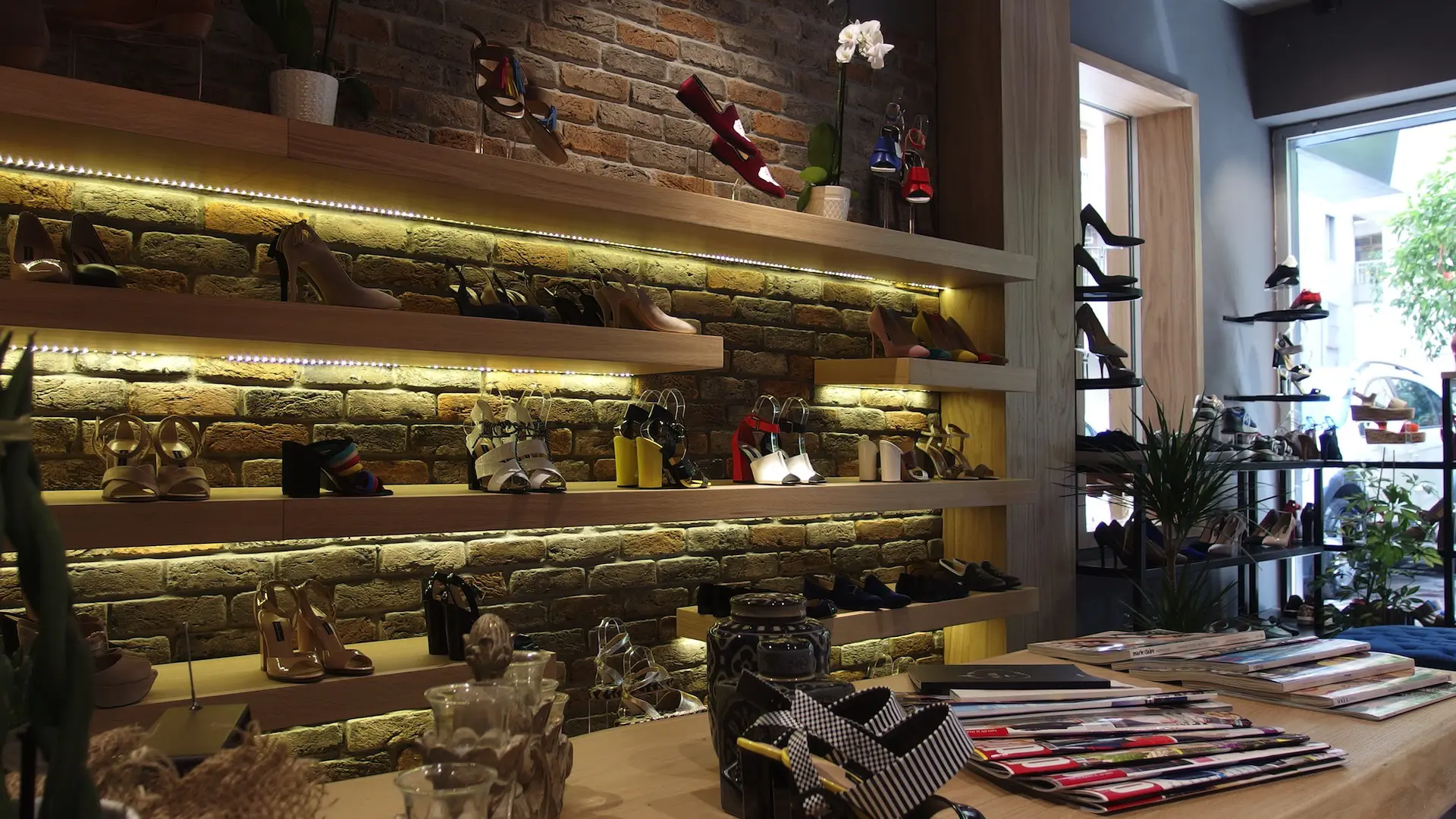 NC AYAKKABI MAGAZASI ALSANCAK | İÇ MİMARLIK HİZMETLERİ | ARCHITECTS | MİMARLIK HİZMETLERİ | INTERIOR DESIGNER | SHOP DESIGN | STORE INTERIOR