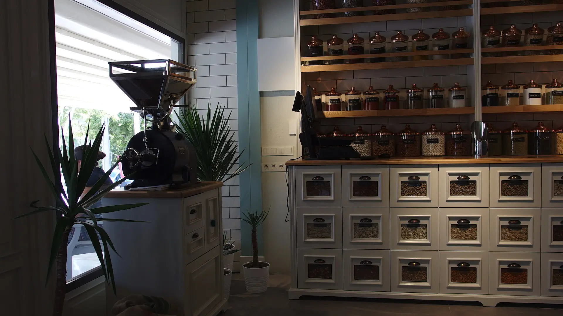 SASULA CEREZ KAHVE URLA | İÇ MİMARLIK HİZMETLERİ | ARCHITECTS | MİMARLIK HİZMETLERİ | INTERIOR DESIGNER | SHOP DESIGN | STORE INTERIOR