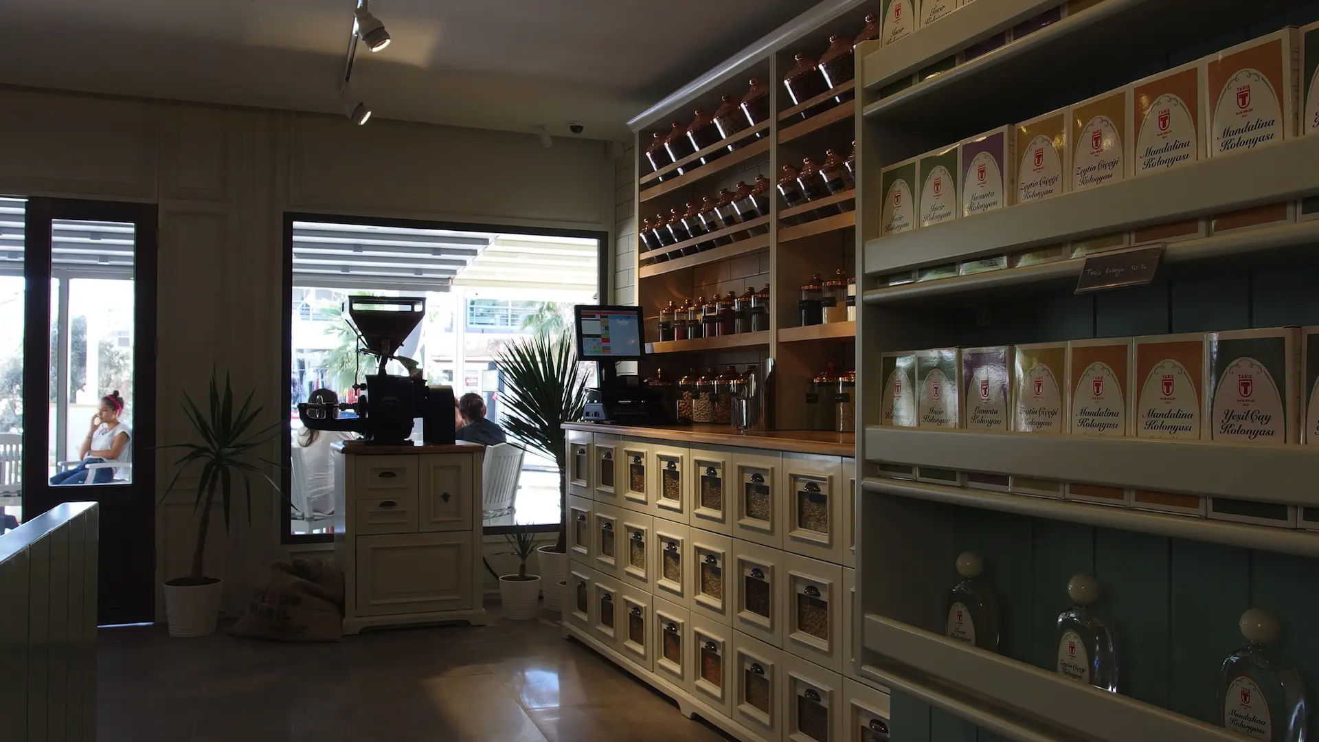 SASULA CEREZ KAHVE URLA | İÇ MİMARLIK HİZMETLERİ | ARCHITECTS | MİMARLIK HİZMETLERİ | INTERIOR DESIGNER | SHOP DESIGN | STORE INTERIOR