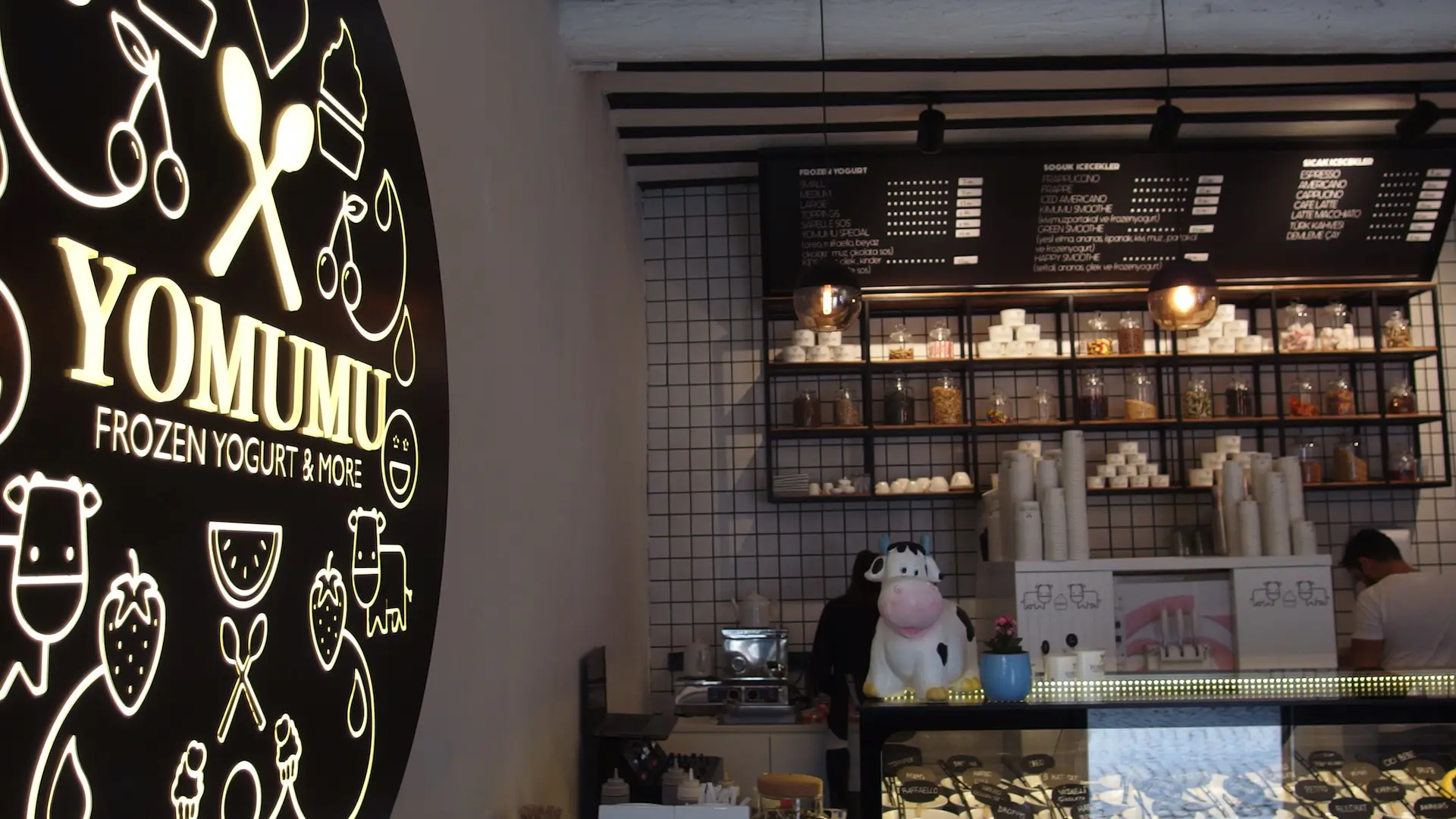 YOMUMU FROZEN YOGURT ALACATI | İÇ MİMARLIK HİZMETLERİ | ARCHITECTS | MİMARLIK HİZMETLERİ | INTERIOR DESIGNER | SHOP DESIGN | STORE INTERIOR