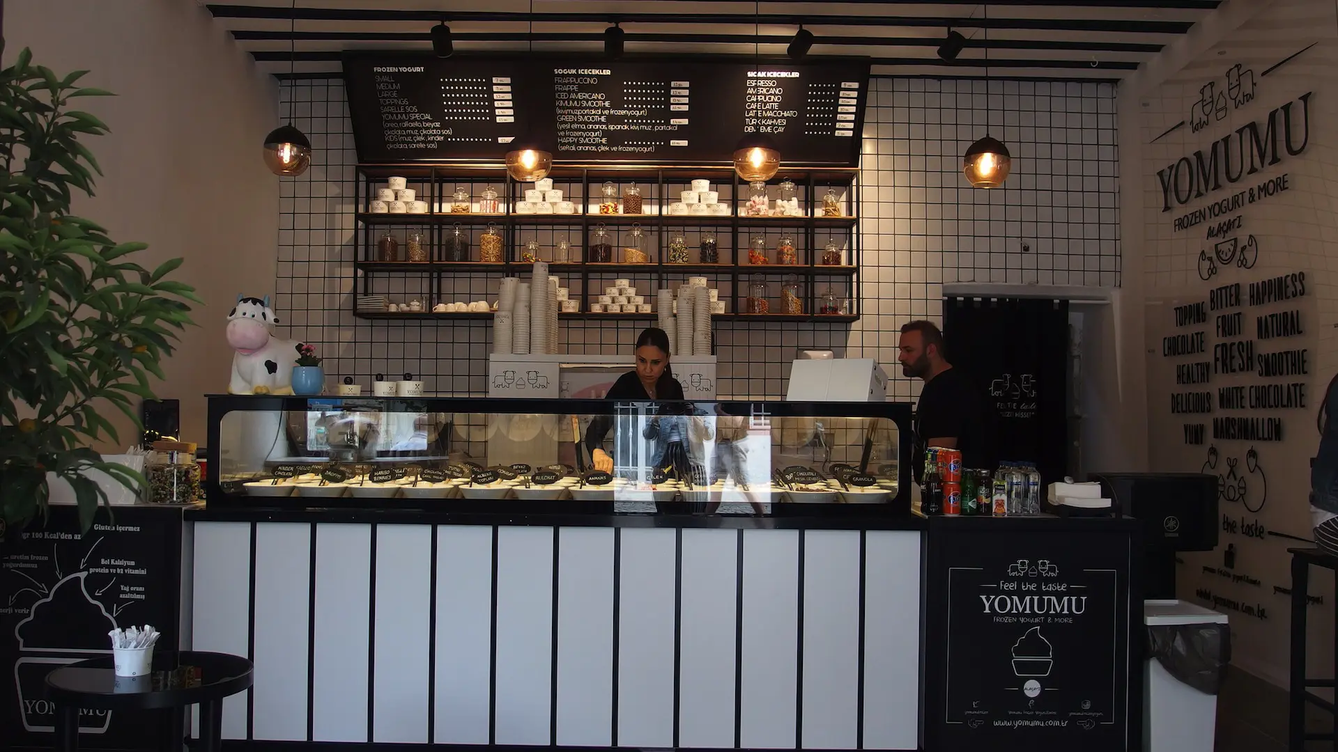 YOMUMU FROZEN YOGURT ALACATI | İÇ MİMARLIK HİZMETLERİ | ARCHITECTS | MİMARLIK HİZMETLERİ | INTERIOR DESIGNER | SHOP DESIGN | STORE INTERIOR