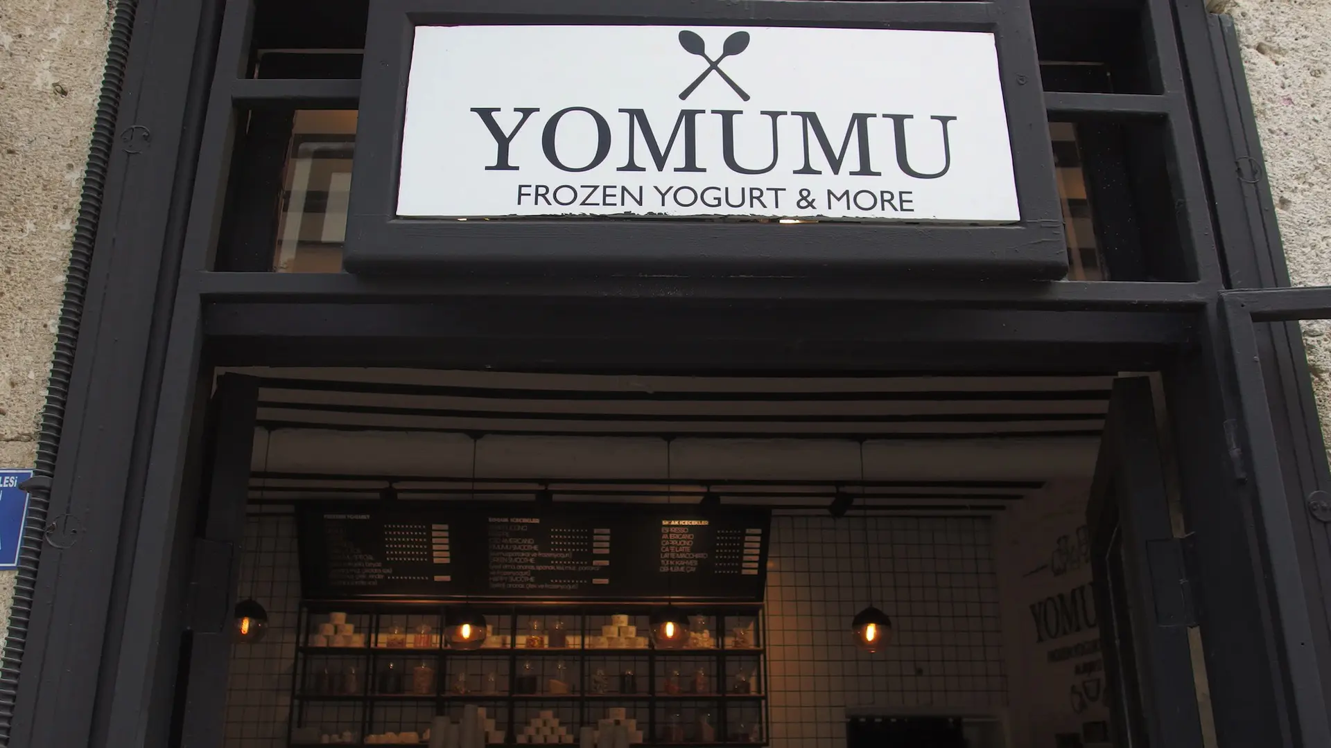 YOMUMU FROZEN YOGURT ALACATI | İÇ MİMARLIK HİZMETLERİ | ARCHITECTS | MİMARLIK HİZMETLERİ | INTERIOR DESIGNER | SHOP DESIGN | STORE INTERIOR