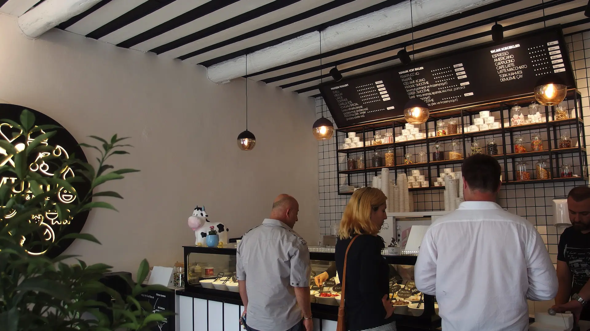 YOMUMU FROZEN YOGURT ALACATI | İÇ MİMARLIK HİZMETLERİ | ARCHITECTS | MİMARLIK HİZMETLERİ | INTERIOR DESIGNER | SHOP DESIGN | STORE INTERIOR