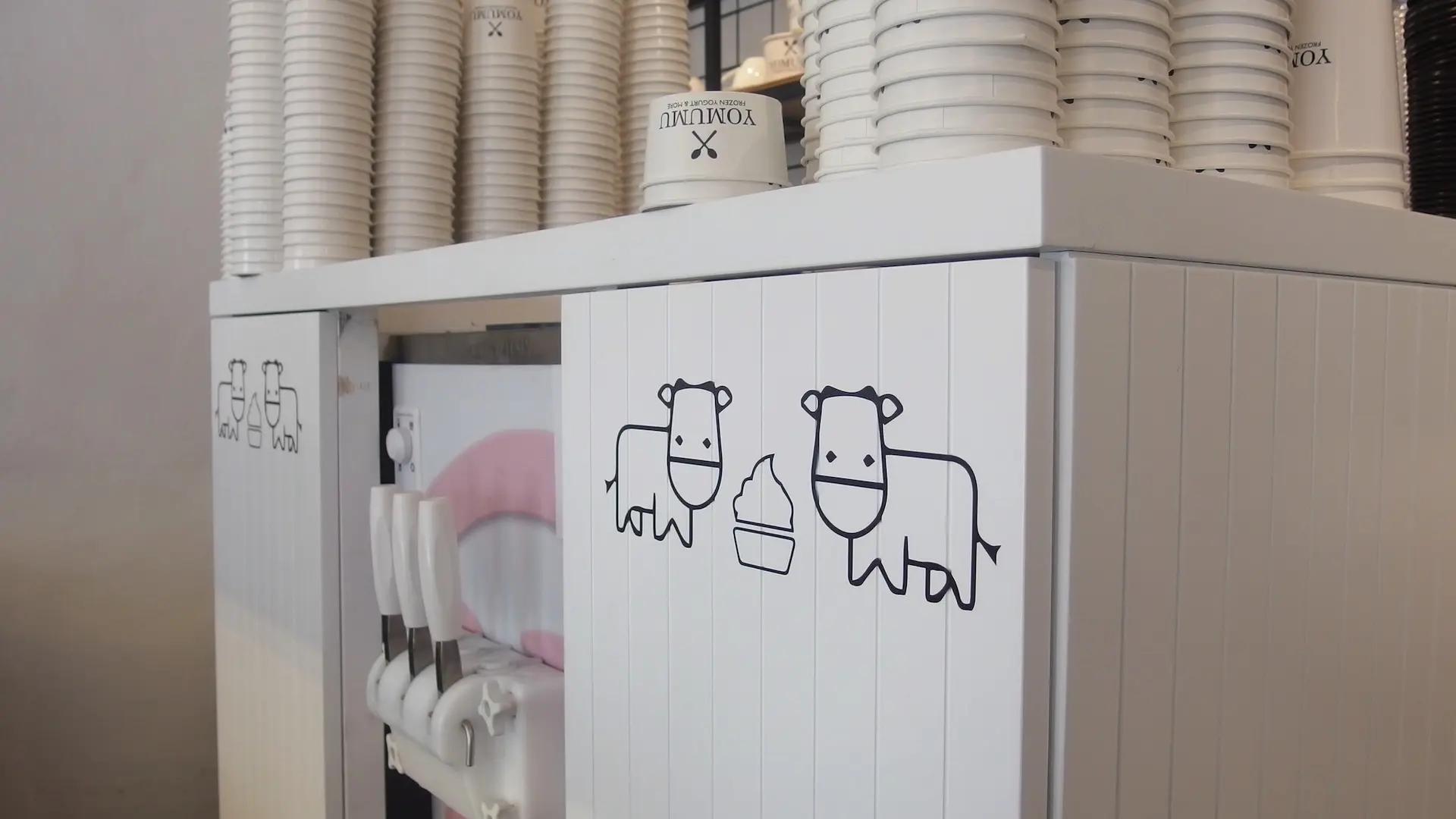 YOMUMU FROZEN YOGURT ALACATI | İÇ MİMARLIK HİZMETLERİ | ARCHITECTS | MİMARLIK HİZMETLERİ | INTERIOR DESIGNER | SHOP DESIGN | STORE INTERIOR