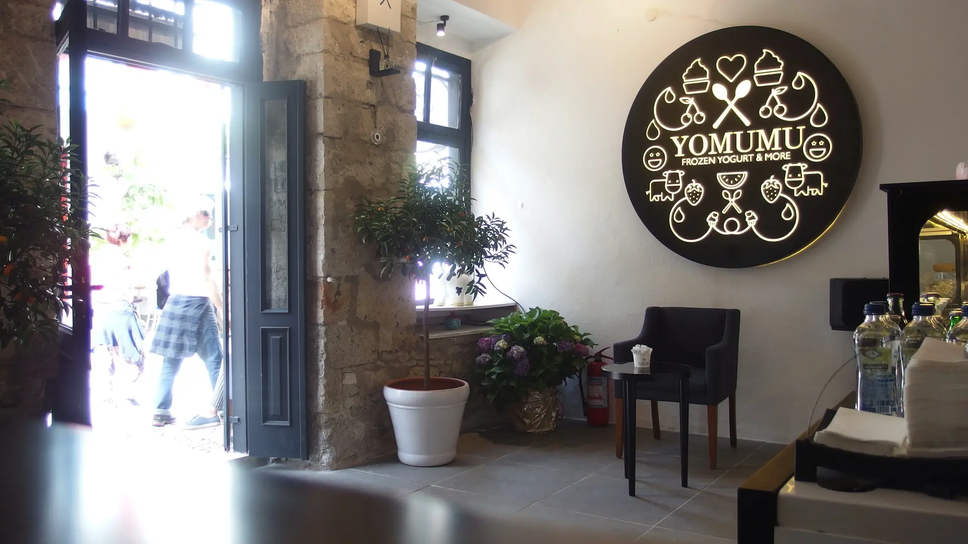 YOMUMU FROZEN YOGURT ALACATI | İÇ MİMARLIK HİZMETLERİ | ARCHITECTS | MİMARLIK HİZMETLERİ | INTERIOR DESIGNER | SHOP DESIGN | STORE INTERIOR