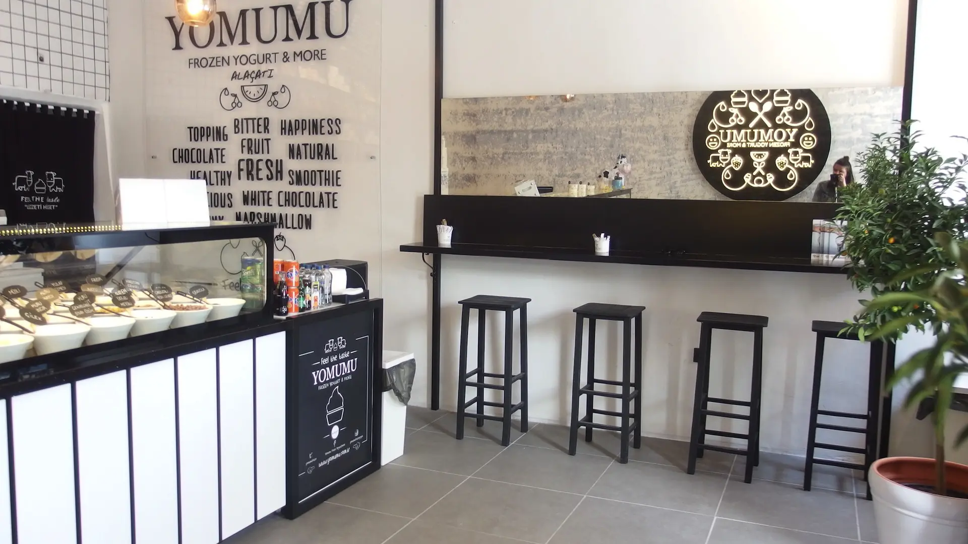 YOMUMU FROZEN YOGURT ALACATI | İÇ MİMARLIK HİZMETLERİ | ARCHITECTS | MİMARLIK HİZMETLERİ | INTERIOR DESIGNER | SHOP DESIGN | STORE INTERIOR