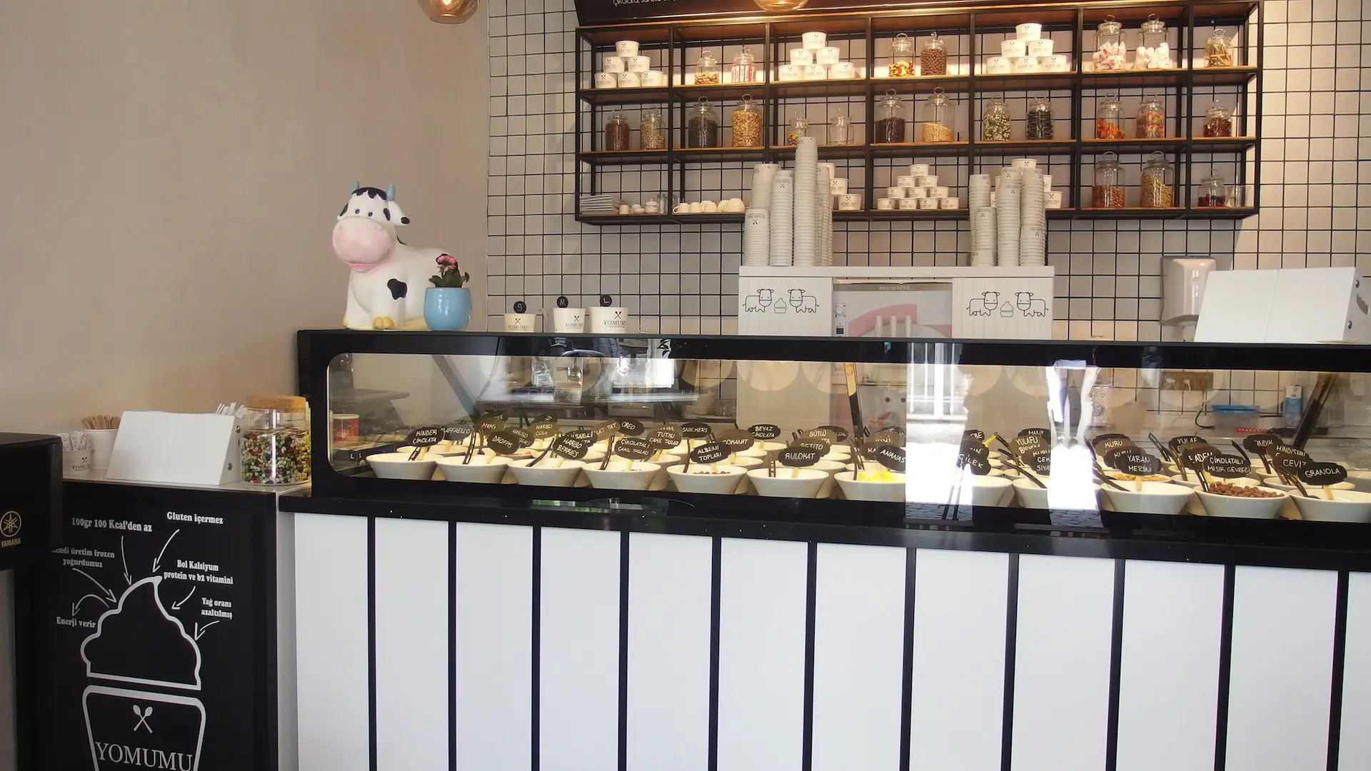 YOMUMU FROZEN YOGURT ALACATI | İÇ MİMARLIK HİZMETLERİ | ARCHITECTS | MİMARLIK HİZMETLERİ | INTERIOR DESIGNER | SHOP DESIGN | STORE INTERIOR