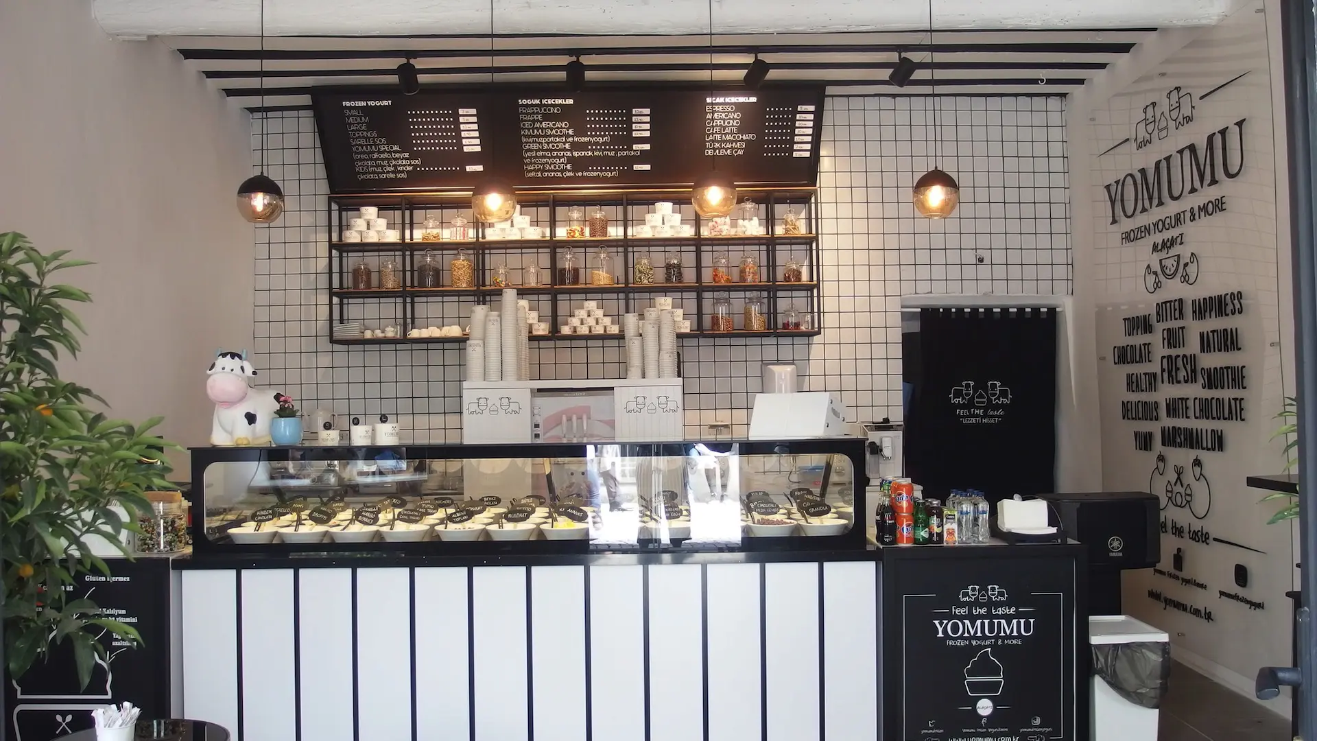 YOMUMU FROZEN YOGURT ALACATI | İÇ MİMARLIK HİZMETLERİ | ARCHITECTS | MİMARLIK HİZMETLERİ | INTERIOR DESIGNER | SHOP DESIGN | STORE INTERIOR