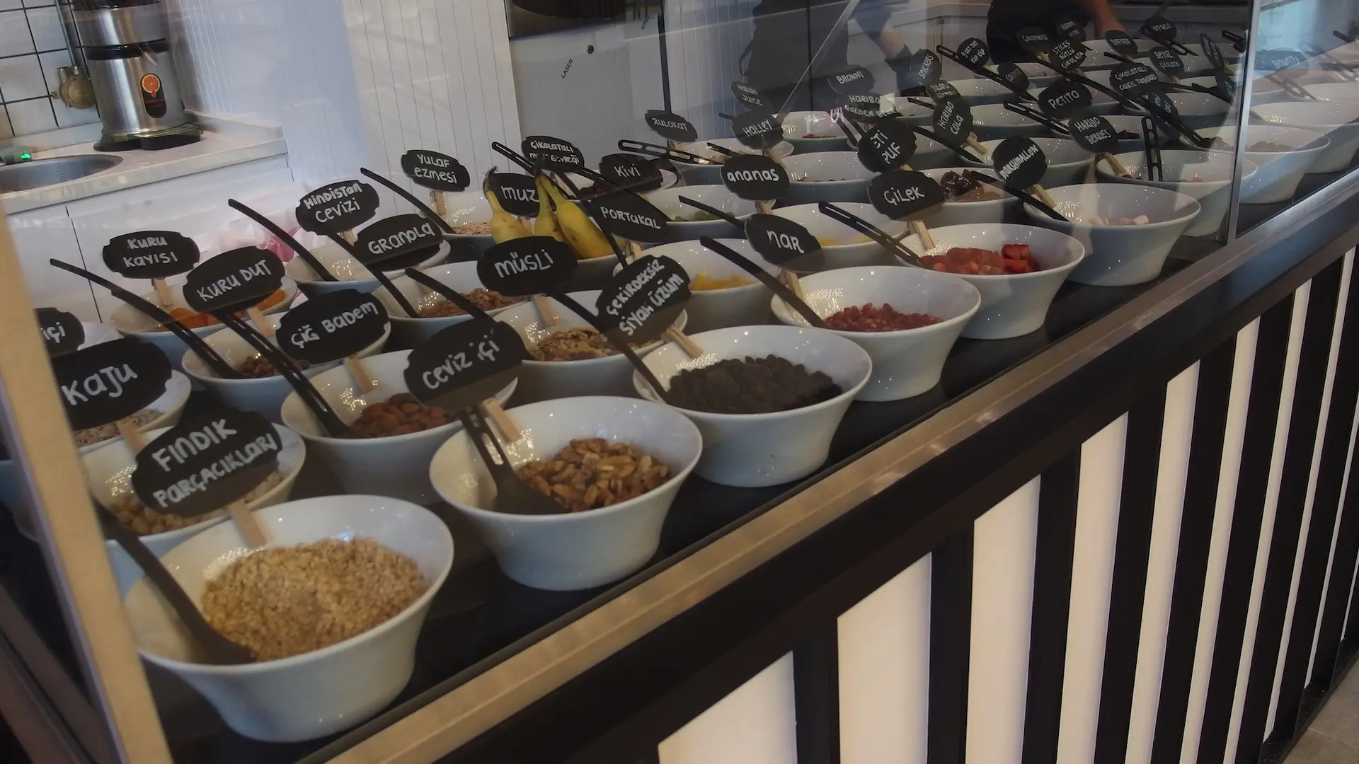 YOMUMU FROZEN YOGURT POINT BORNOVA | İÇ MİMARLIK HİZMETLERİ | ARCHITECTS | MİMARLIK HİZMETLERİ | INTERIOR DESIGNER | SHOP DESIGN | STORE INTERIOR