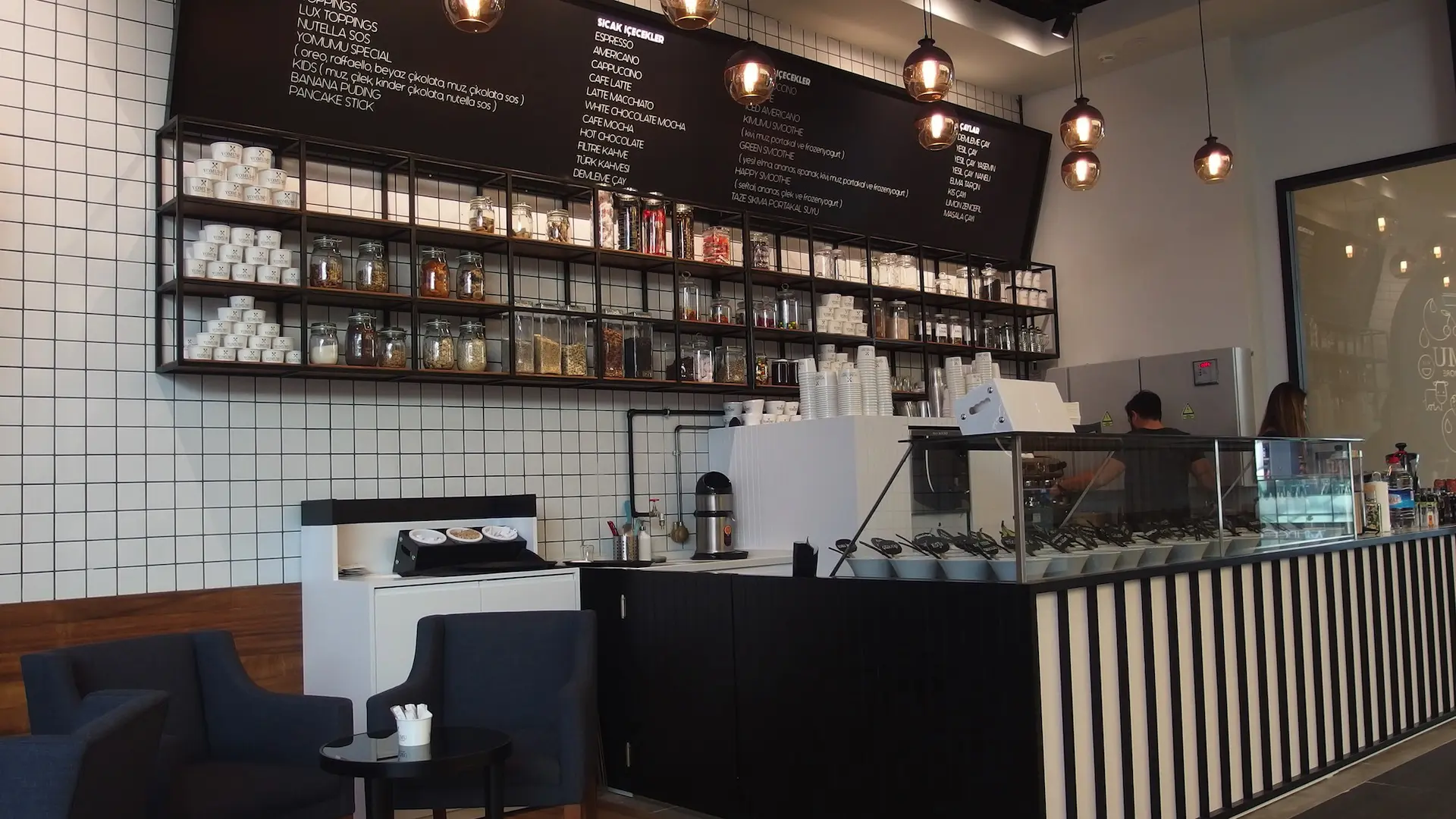 YOMUMU FROZEN YOGURT POINT BORNOVA | İÇ MİMARLIK HİZMETLERİ | ARCHITECTS | MİMARLIK HİZMETLERİ | INTERIOR DESIGNER | SHOP DESIGN | STORE INTERIOR