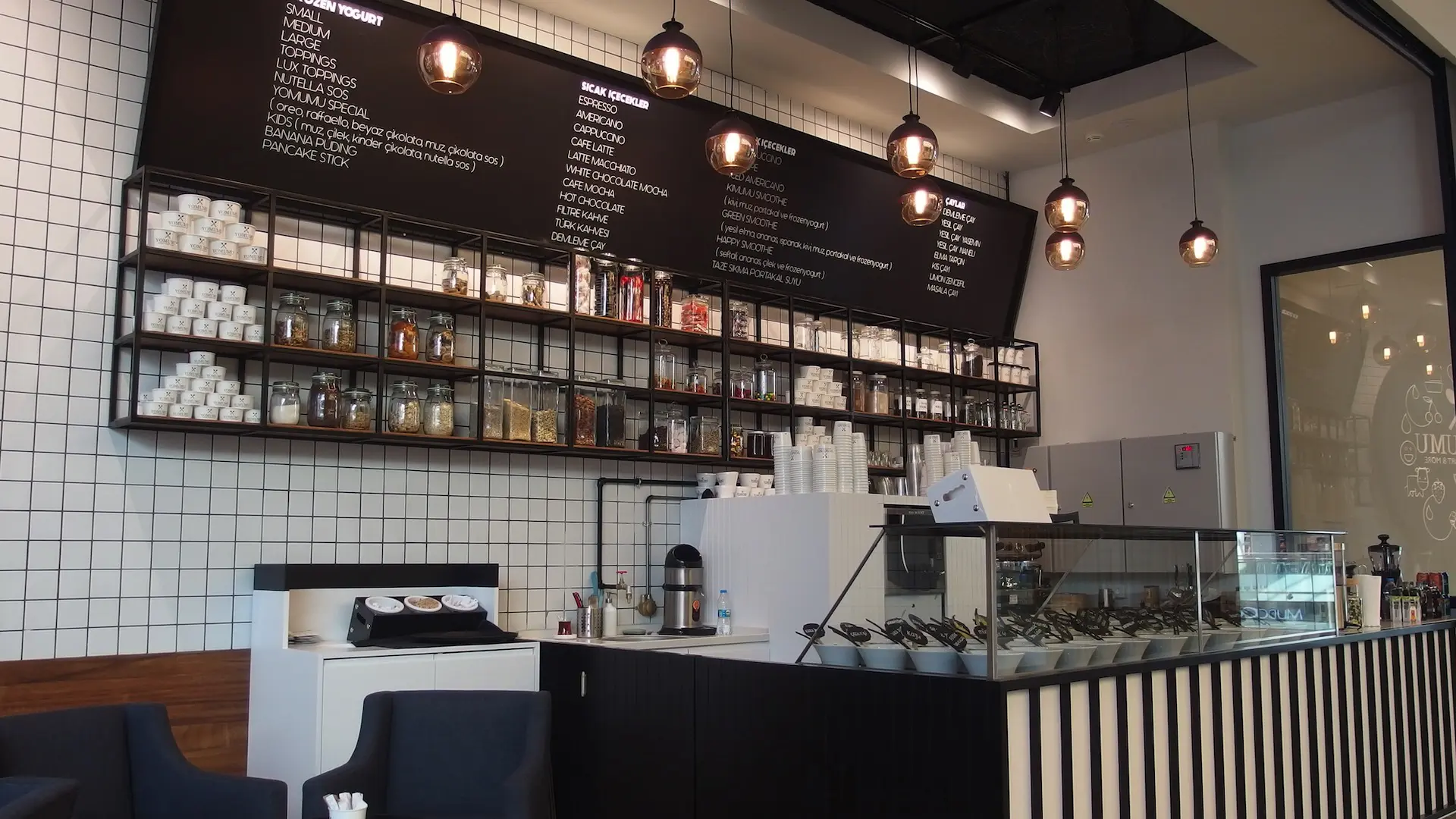 YOMUMU FROZEN YOGURT POINT BORNOVA | İÇ MİMARLIK HİZMETLERİ | ARCHITECTS | MİMARLIK HİZMETLERİ | INTERIOR DESIGNER | SHOP DESIGN | STORE INTERIOR